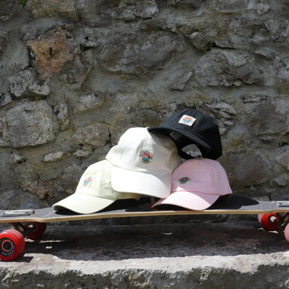 image de notre collection de casquette stylz vintage avec des couleurs pastel et le logo brodé à l'avant alohasurfwear