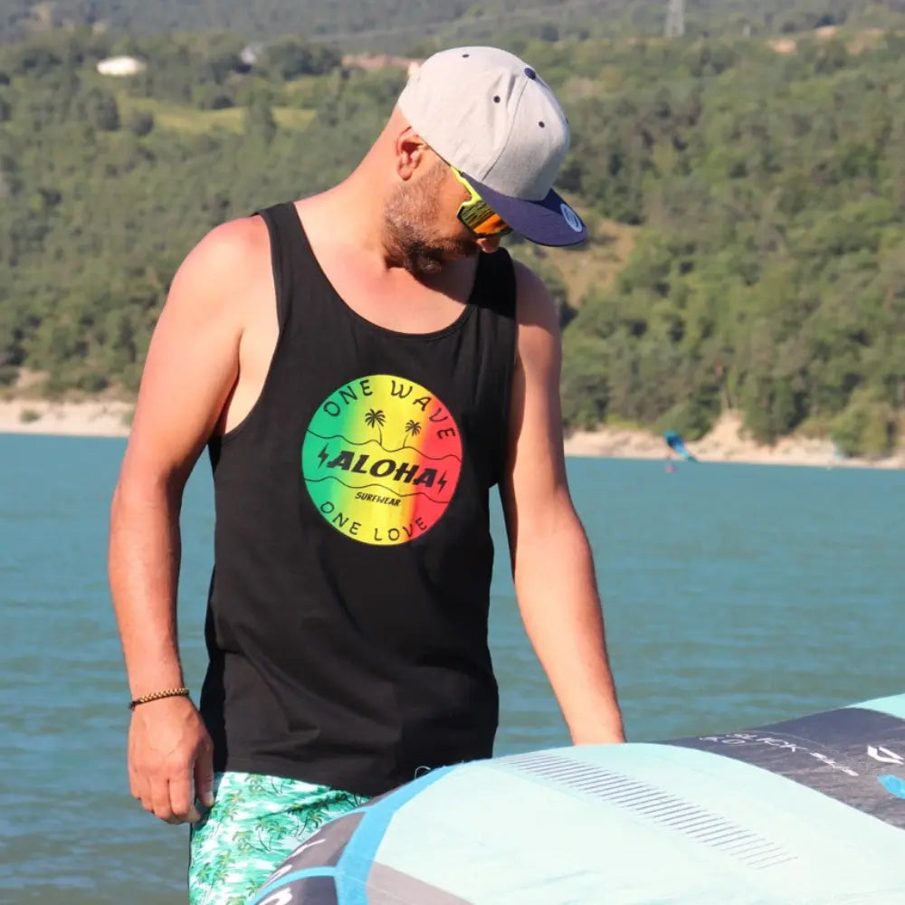 Image d'un débardeur Homme noir surf style avec le logo rond reggae sur le devant de la marque alohasurfwear