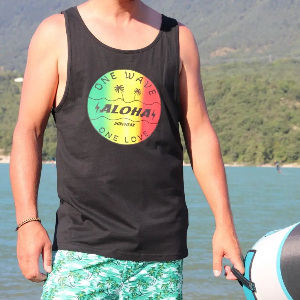 Image d'un débardeur Homme noir surf style avec le logo rond reggae sur le devant de la marque alohasurfwear