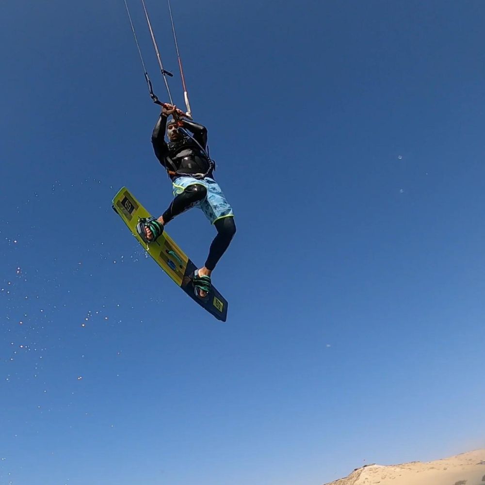 image de notre ambassadeur en train de faire un saut en kitesurf avec notre boardshort surf