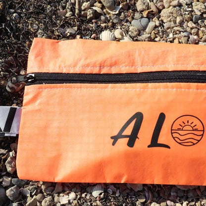 Pochette 100% recyclée en Aile de kitesurf orange et noir de la marque alohasurfwear