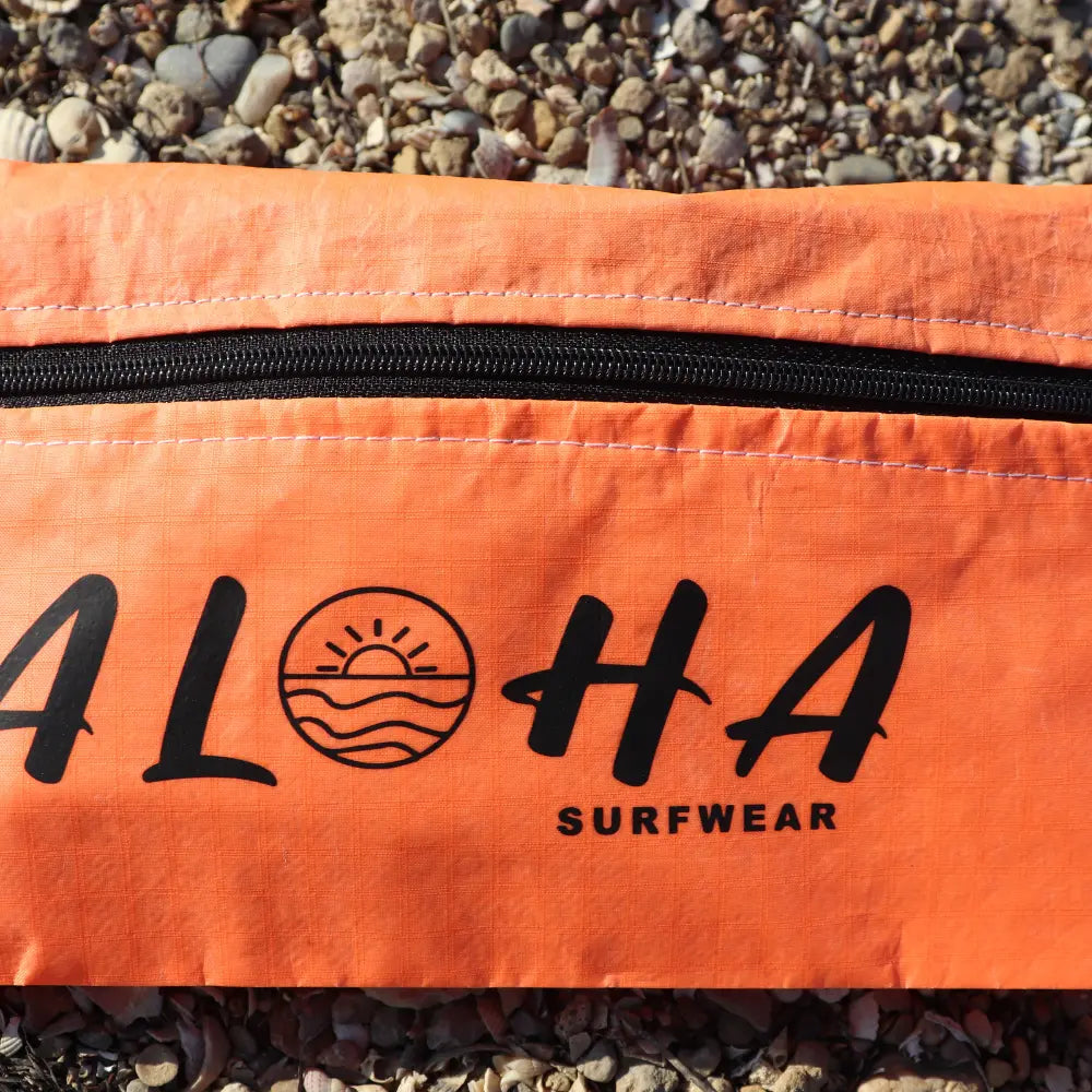 Pochette 100% recyclée en Aile de kitesurf orange et noir de la marque alohasurfwear