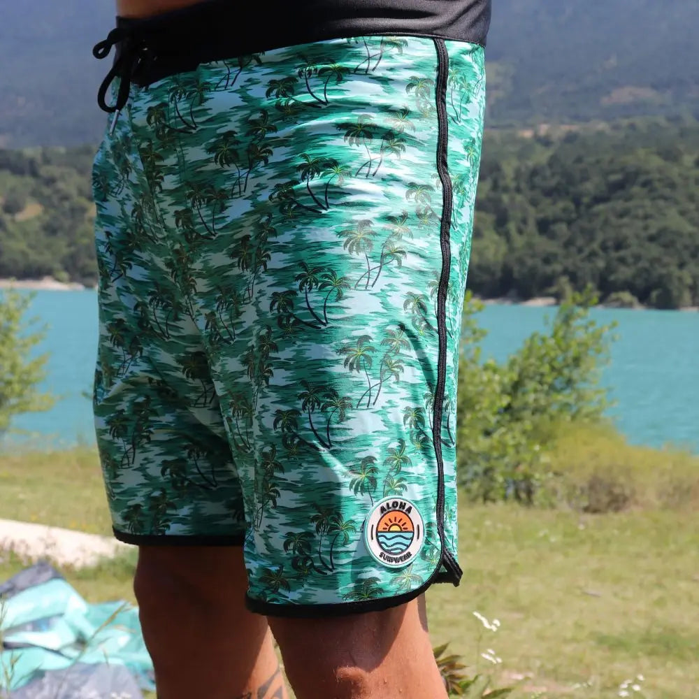 image de notre boardshort surf  homme couleur vert avec des palmier  avec le logo de la marque  alohasurfwear