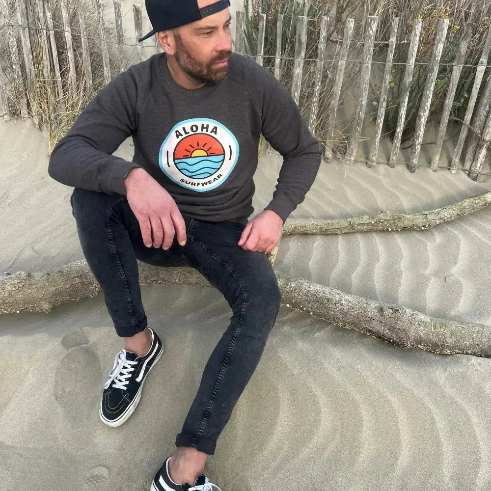 Image d'un sweat gris Homme surfwear   avec  un logo Alohade la marque Alohasurfwear