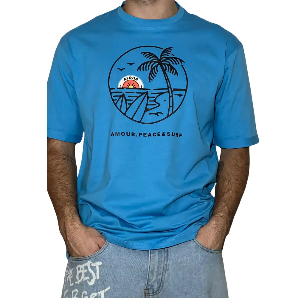 Image d'un t-shirt Homme bleu surf style avec le logo palmier et surf et écrit Amour, peace & surf sur le devant de la marque alohasurfwear