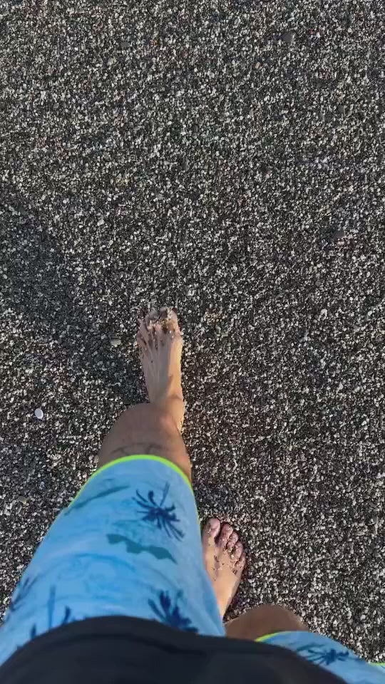 Load video: vidéo de notre boardshort popy alohasurfwear bleu turquoise et palmier